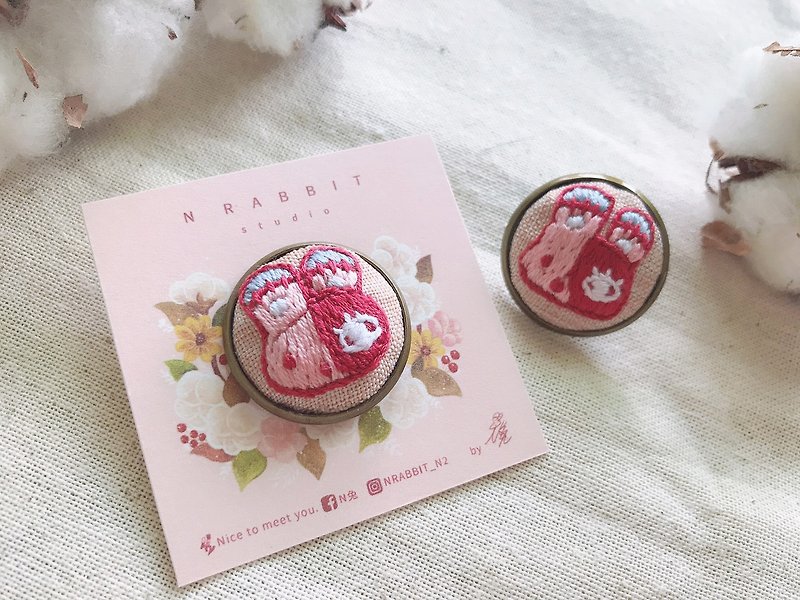 Pure hand-made embroidery small things N rabbit button brooch brooch - Brooches - Cotton & Hemp Pink