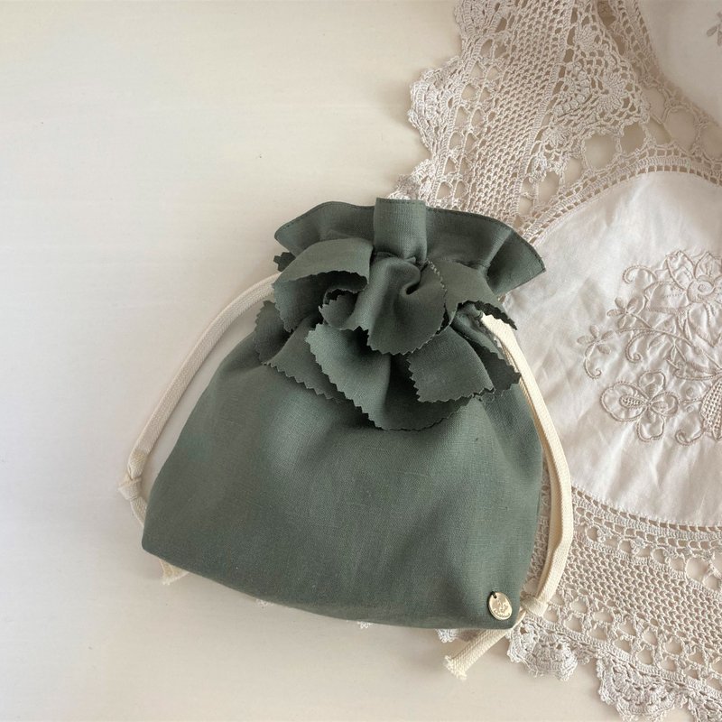 French Linen Tuck Ruffle Drawstring Pouch Khaki - กระเป๋าเครื่องสำอาง - ผ้าฝ้าย/ผ้าลินิน สีกากี