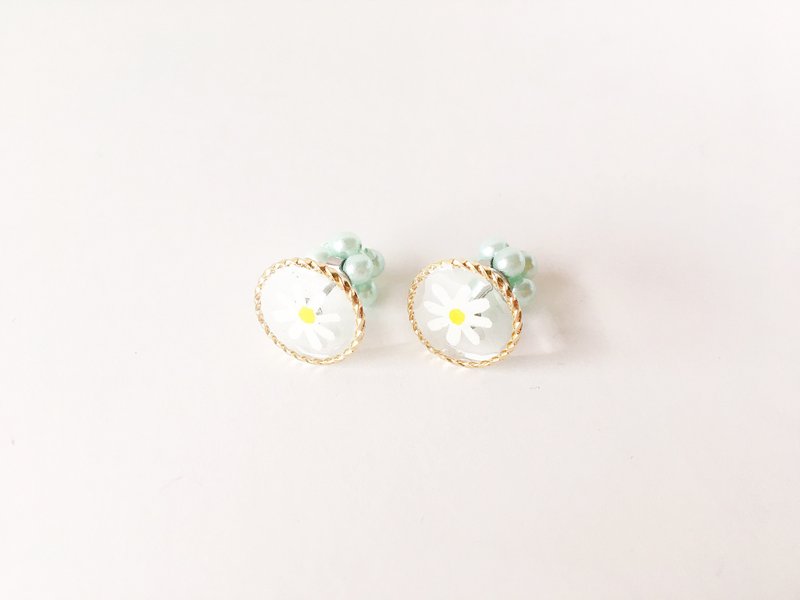 Daisy Dream Series - Gold Frame Daisy Hand-painted Ear Handmade Earrings Ear/Ear clip - Earrings & Clip-ons - Other Materials White