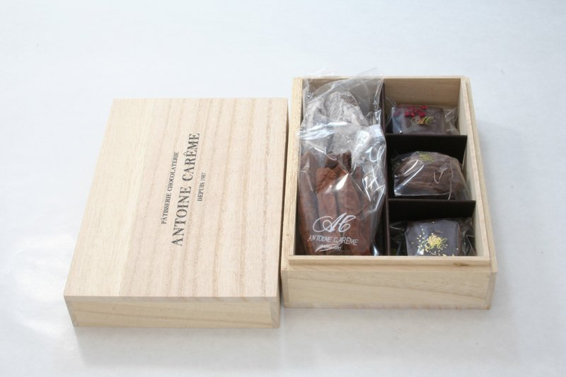 A set of 3 orangettes and pomme bonbon chocolates in a wooden box - Chocolate - Fresh Ingredients Brown