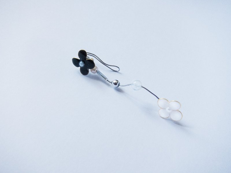 Black and white small flower moonstone streamline earrings earrings - ต่างหู - สแตนเลส สีดำ