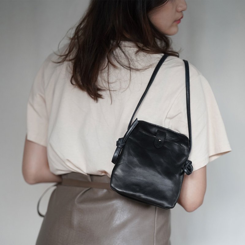 Double Pocket Leather String Crossbody Bag/Phone Bag - กระเป๋าแมสเซนเจอร์ - หนังแท้ สีนำ้ตาล