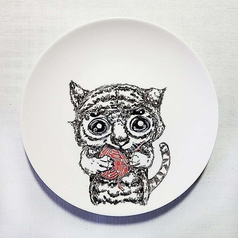 療癒陶瓷手繪盤 - 小虎與毛線球(18cm) - 小碟/醬油碟 - 瓷 白色
