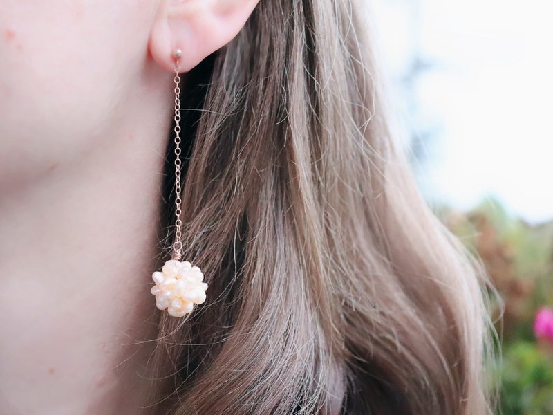 (14KGF) Round Freshwater Pearl Ball Drop Earrings Handmade Genuine Pearl Dangle - 耳環/耳夾/耳骨夾 - 珍珠 金色