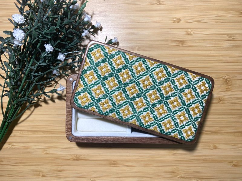 Yellow and green cross flower scarf embroidered wooden jewelry box earrings storage embroidery - กล่องเก็บของ - ผ้าฝ้าย/ผ้าลินิน สีเขียว