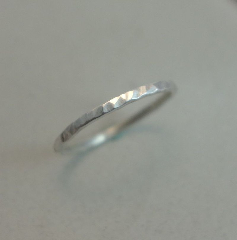 Engraved sterling silver hammer ring - slim model (width approximately 1.5mm, thickness approximately 1mm) - แหวนคู่ - โลหะ 
