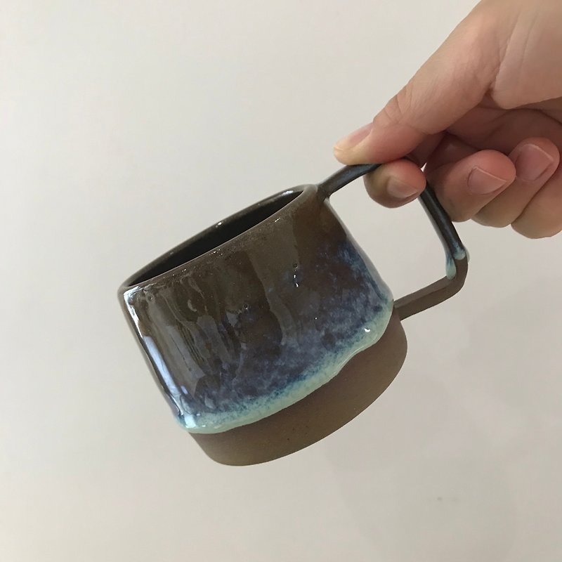 Gradient snow crystal glaze | Hand made black ceramic mug - Pottery & Ceramics - Pottery Brown
