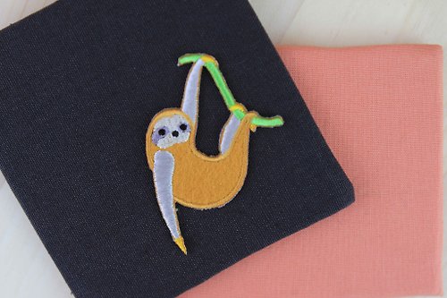猴猴玩花樣 盪鞦韆樹懶-自黏繡布貼小樹懶系列