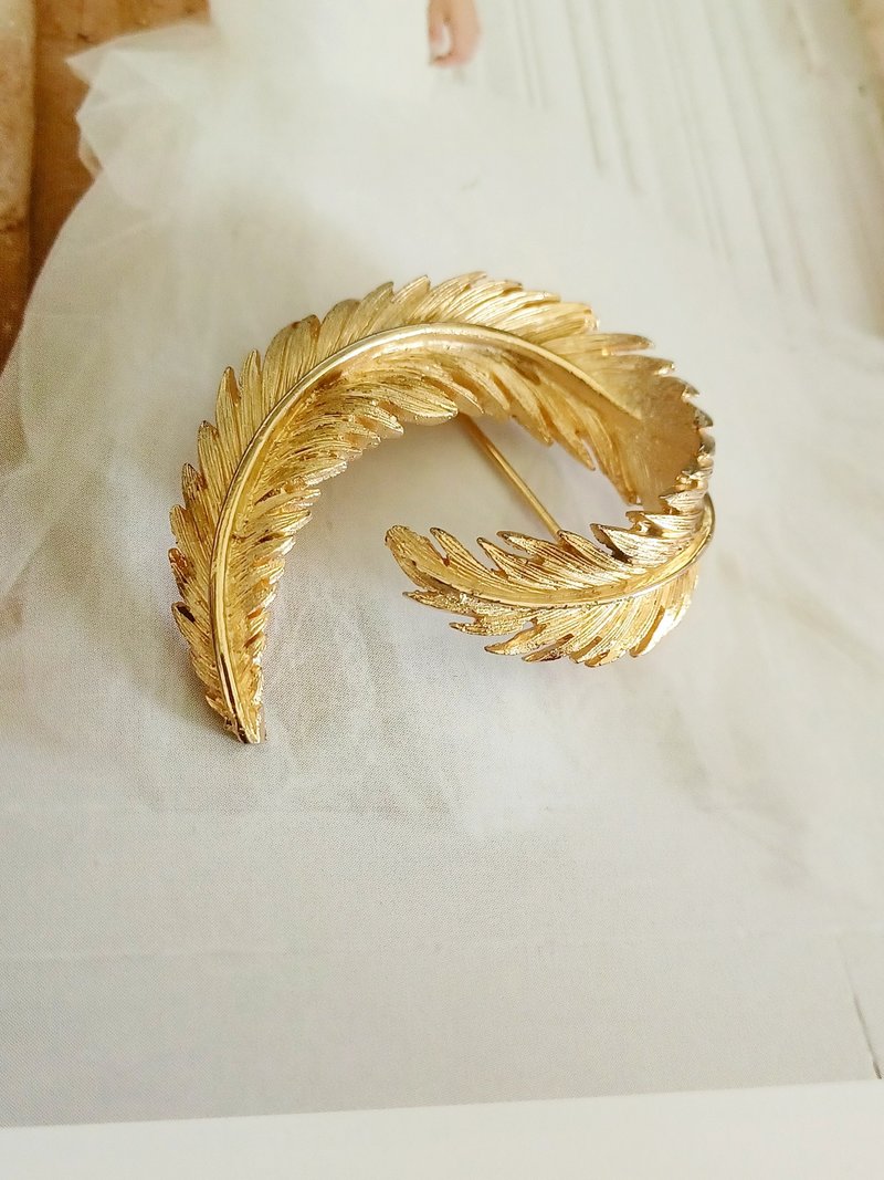 vintage jewelry 典雅金色羽毛別針 - 胸針 - 其他金屬 