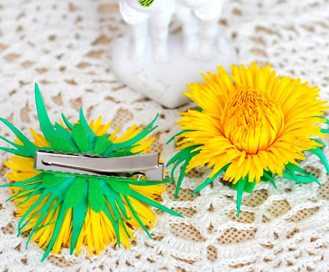 タンポポの花のヘアクリップまたはネクタイ。黄色い花のヘア