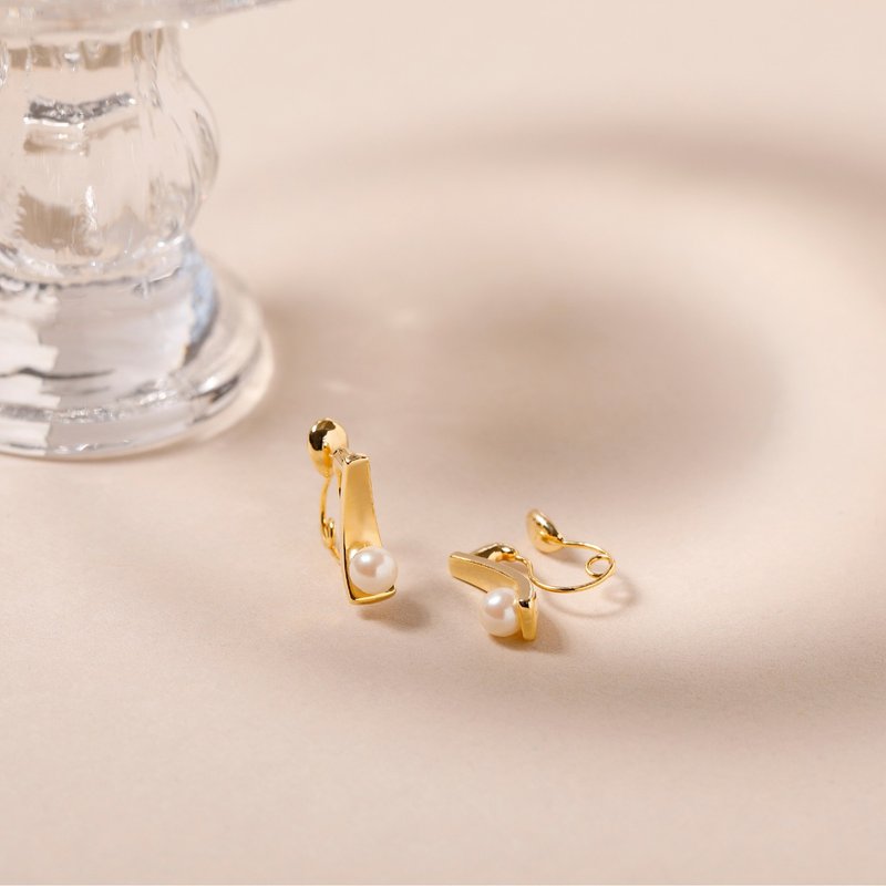 scoop-pearl loop-fit earring GD　ループフィットイヤリング　上品でエッジ―なパールデザイン 　ゴールド - 耳環/耳夾/耳骨夾 - 其他金屬 金色