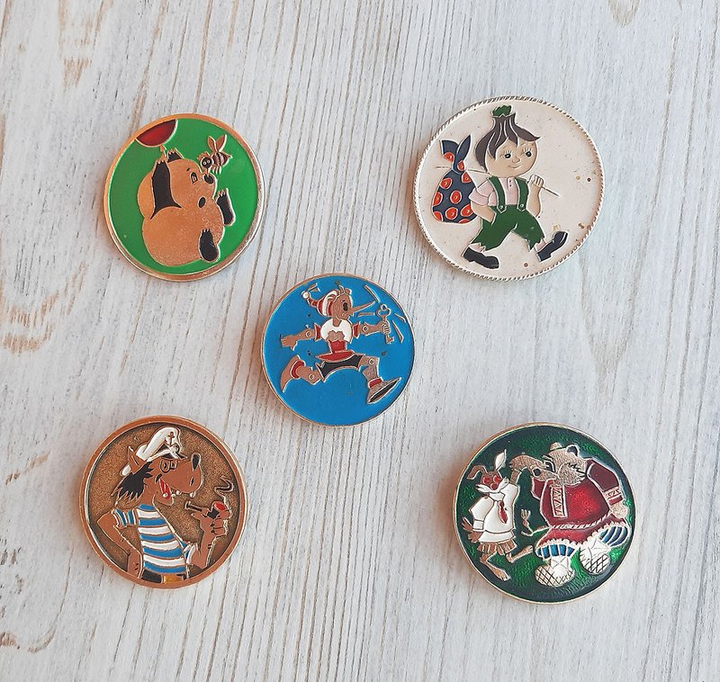 Russian vintage cartoon characters pins badges - Soviet round kids pin badge - 徽章/別針 - 鋁合金 