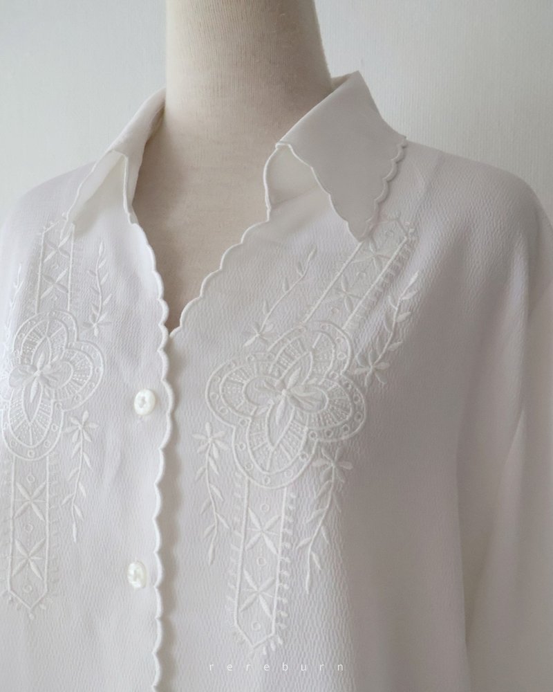Vintage Geometric Embroidered Collar Loose Oversized European Style Long Sleeve White Retro Shirt - เสื้อเชิ้ตผู้หญิง - เส้นใยสังเคราะห์ 