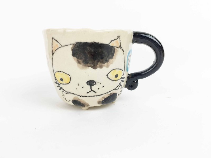 Nice Little Clay Small Four-legged Cup Poor Cat 0108-01 - Mugs - Pottery White