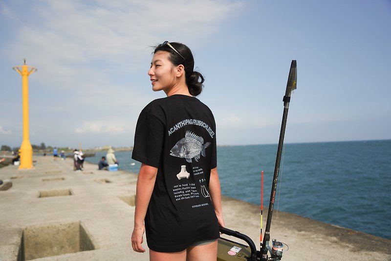 原創設計 動物百科系列 黑鯛 #黑色 #短袖 新上架 - 男 T 恤 - 棉．麻 黑色