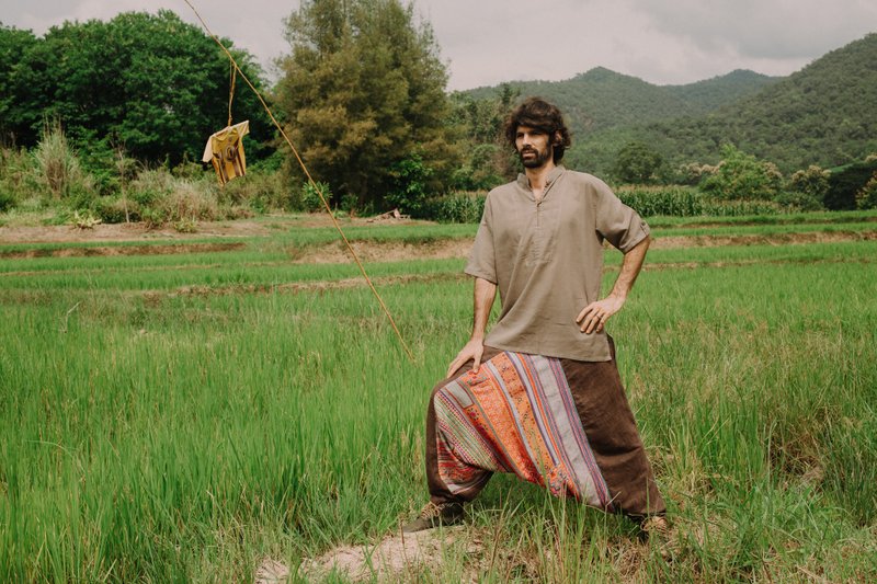 手作りのモン族の手刺しが施された麻ハーレムパンツ。麻の服の一種 - パンツ メンズ - その他の素材 