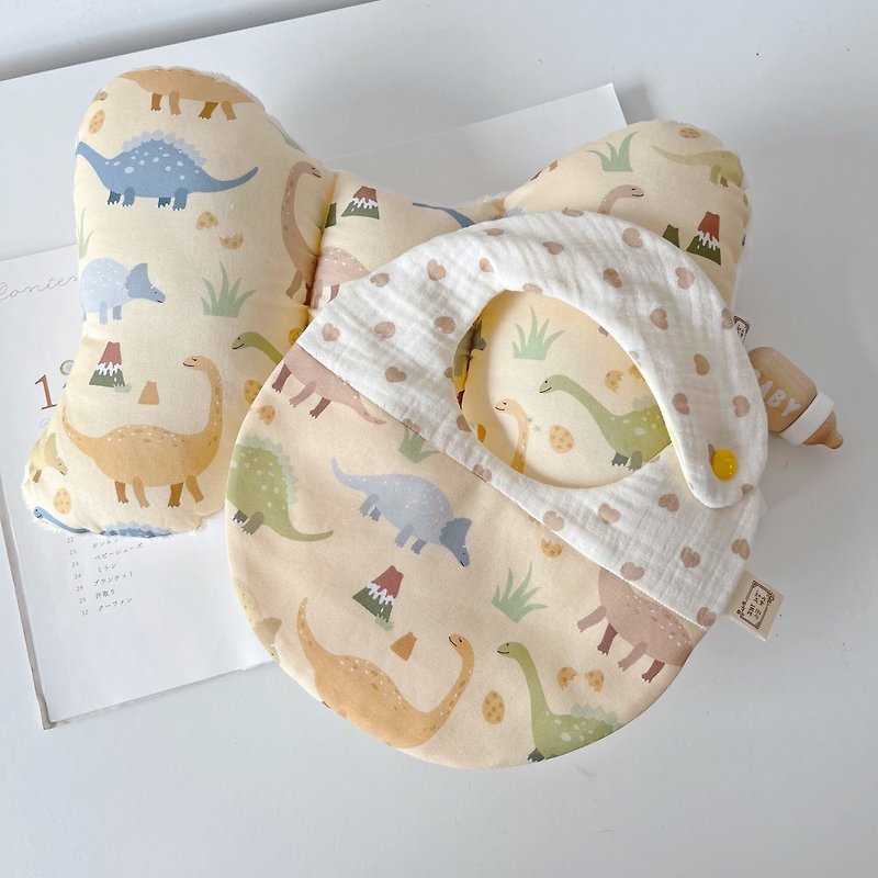 恐龍大地 彌月禮盒兩件組 手工蝴蝶枕+六層紗圍兜 - 滿月禮物 - 棉．麻 