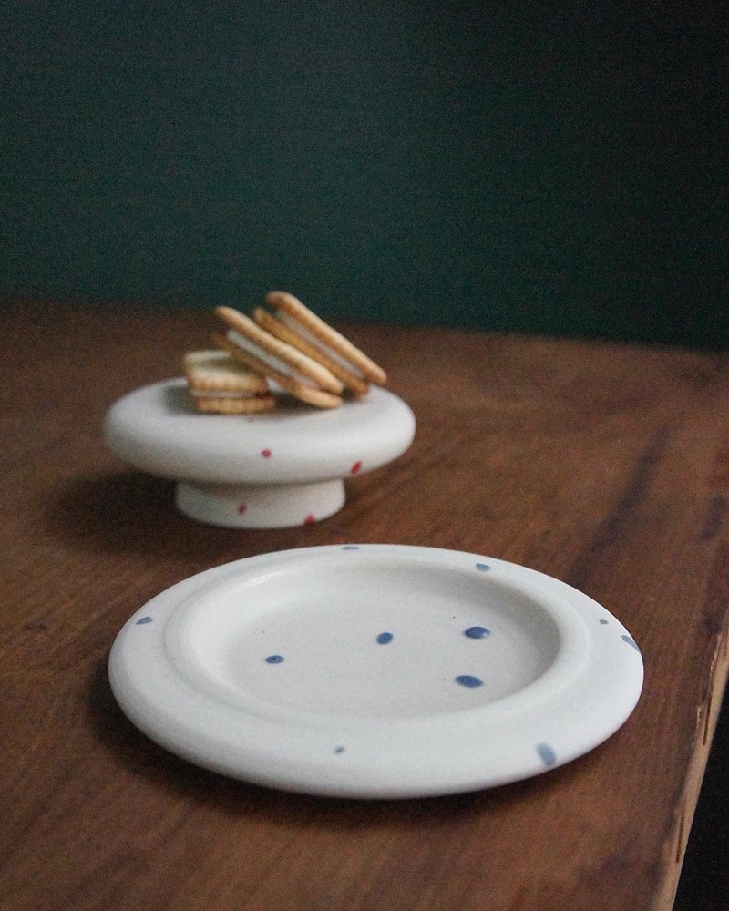 Blue dot slightly concave platter_ Porcelain - จานและถาด - เครื่องลายคราม ขาว