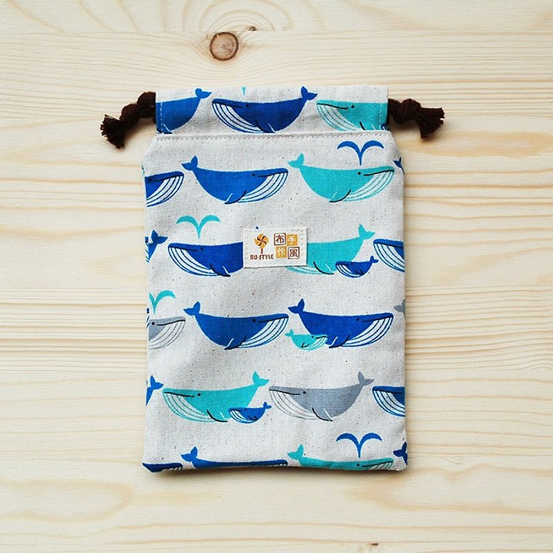 鯨魚噴水束口袋(中)/訂 - 化妝包/收納袋 - 棉．麻 藍色
