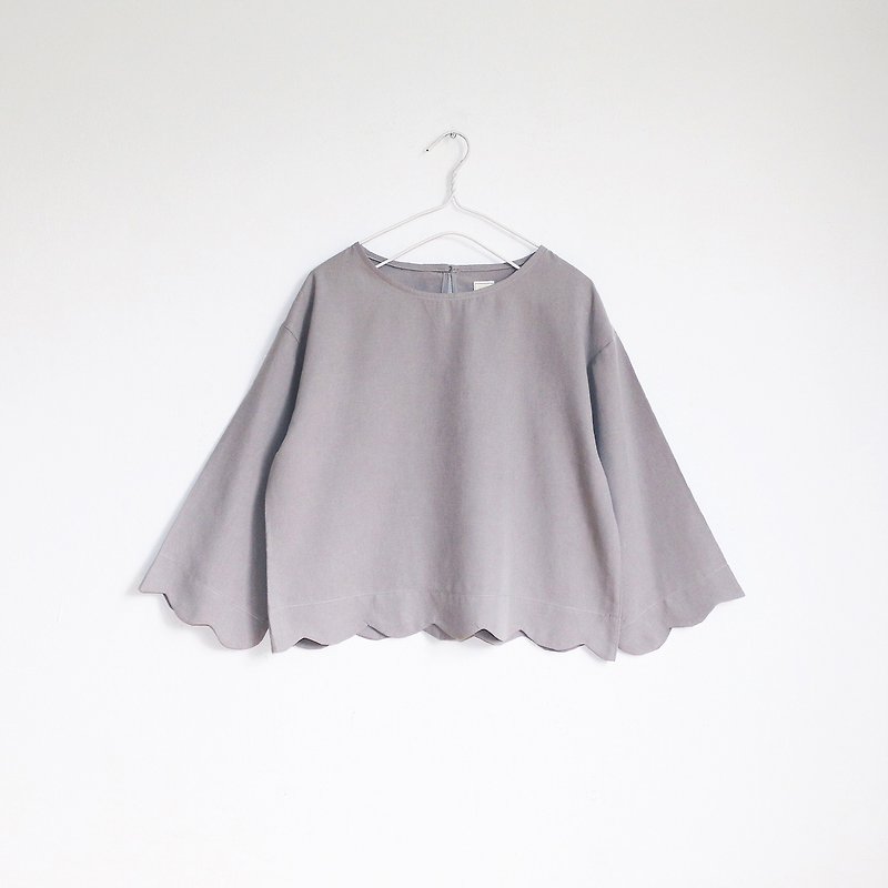 scallop blouse (gray) - เสื้อผู้หญิง - ผ้าฝ้าย/ผ้าลินิน สีเทา