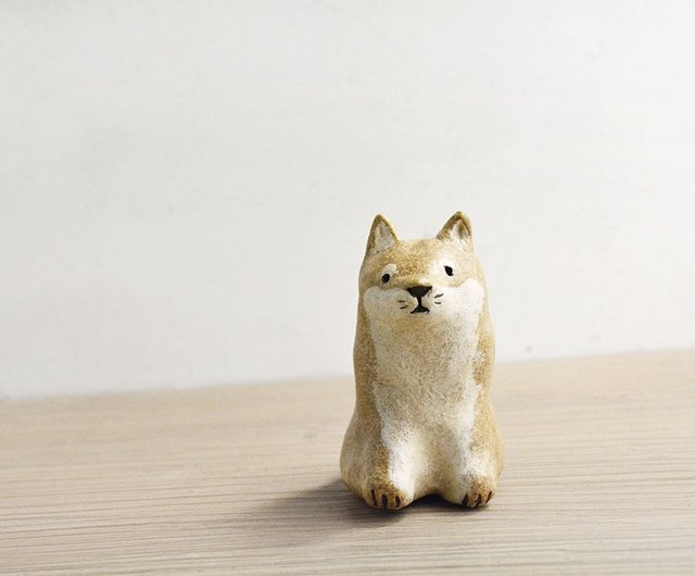 現品販売エリア：キツネのような可愛らしい子犬の陶器人形、フィギュア