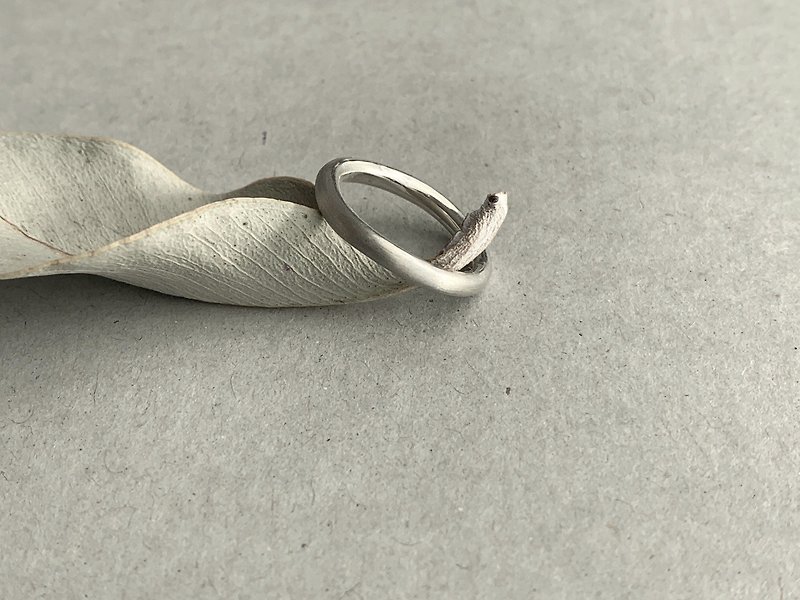 【Pt900】kikkake / #1 or #2 : Ring(Medium 2.4mm) - 戒指 - 其他金屬 銀色