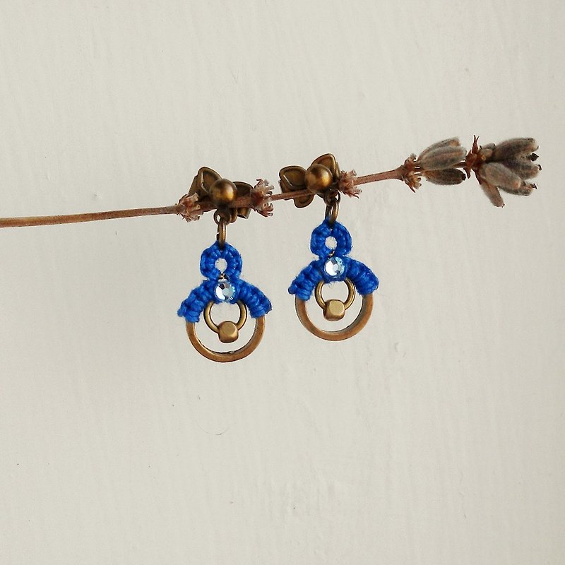 Minimal macrame drops boho earrings sapphire blue navy blue braided braided round wild ear clip type - ต่างหู - ผ้าฝ้าย/ผ้าลินิน สีน้ำเงิน