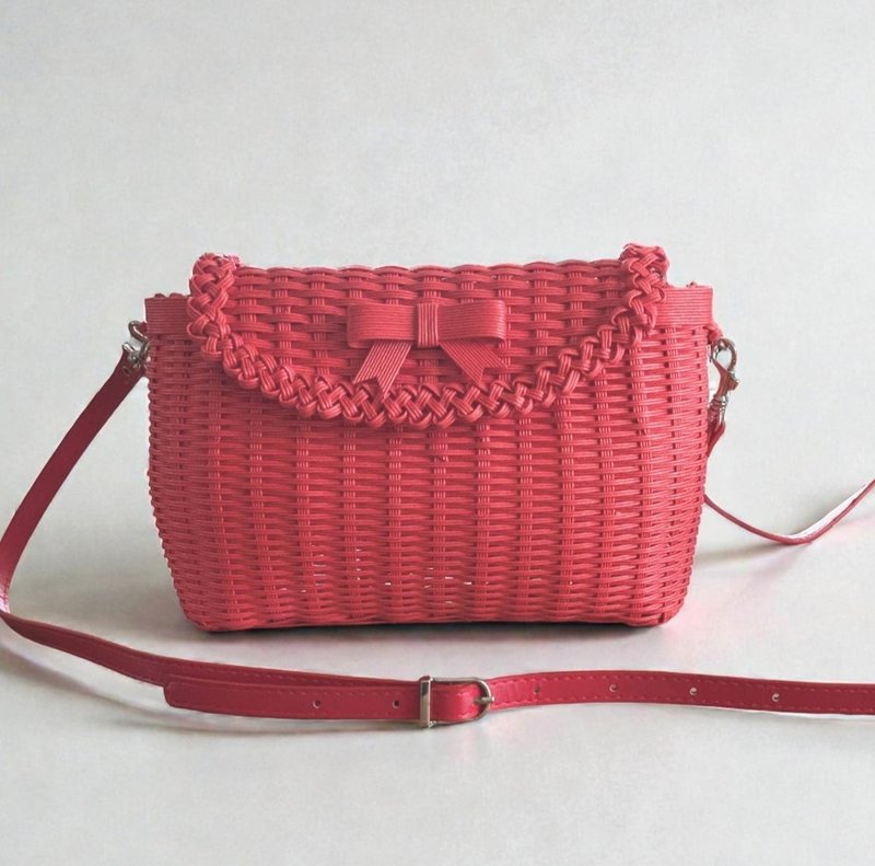 リボンをあしらったカーディナルレッドの2WAYショルダーバッグ クラッチバッグ　クラフトバンド　赤　クリスマス　ギフト　プレゼント　お出かけ　ランチ　忘年会 - ショルダーバッグ - 紙 レッド