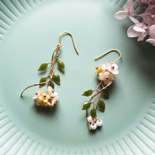 ピンクフラワーレジン×スパンコール♡花びら ピアス イヤリング 再販♡ クリア フラワー レジン イヤリングorピアス - ohana'S