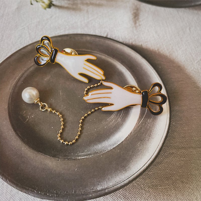 Handmade Hands of relationship pearl brooch-Classical | cloisonné - เข็มกลัด - เรซิน สีนำ้ตาล