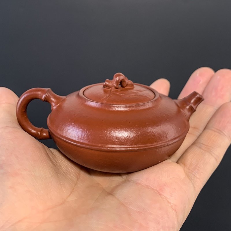 竹节小仙圆 朱泥 60cc 造型扁圆可爱 做工精细 泥料透气性好宜興 - 茶壺/茶杯/茶具 - 陶 灰色