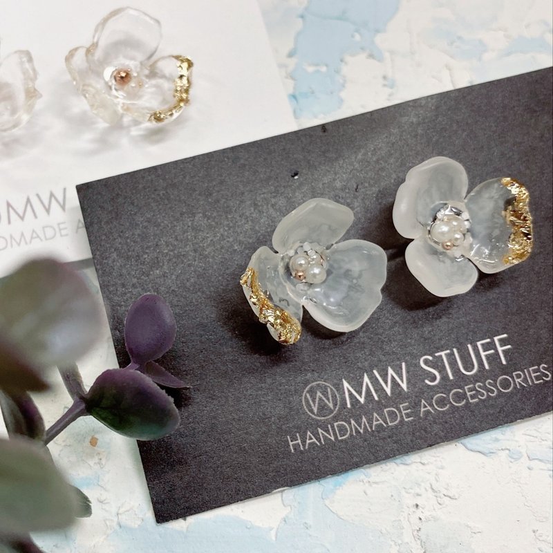 Matte hand-painted flower earrings - ต่างหู - เรซิน ขาว