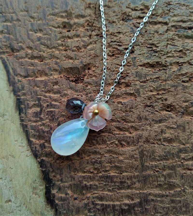 (A218) 大尺寸雙面藍彩光月亮石 配蓳青石 貝母花 純銀鎖骨項鍊 - 項鍊 - 寶石 藍色