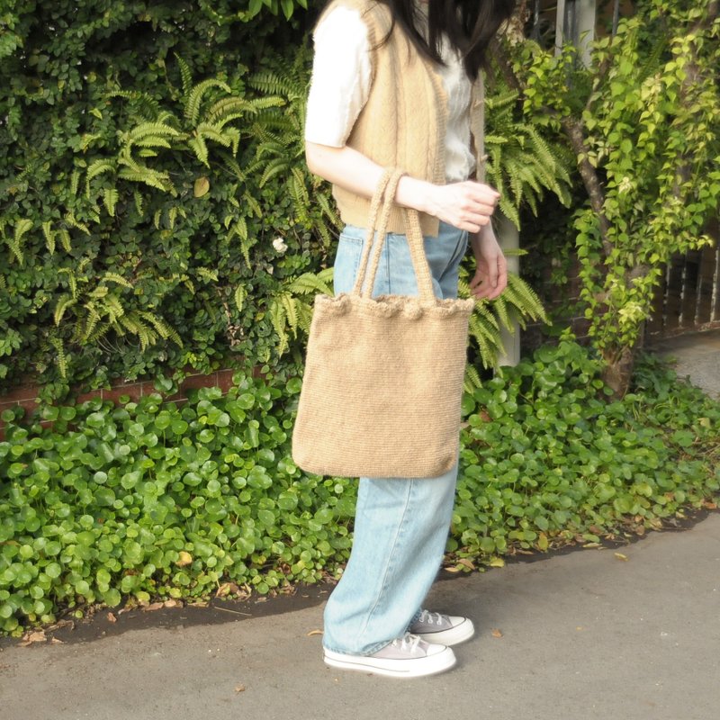 麻紐のフリル口編みバッグ／麻紐バッグ／ショルダーバッグ／編みバッグ／A4 - トートバッグ・ハンドバッグ - コットン・麻 ブラウン