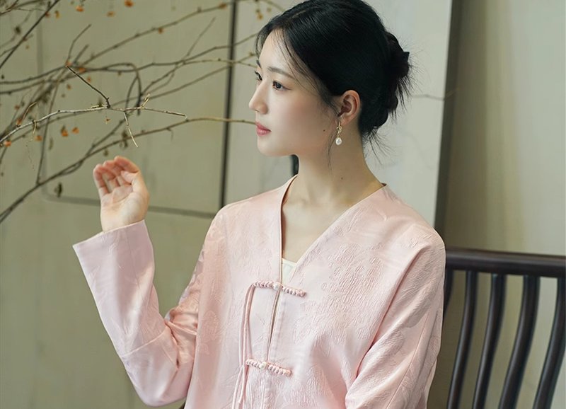 新中式中國風 對襟盤扣暗紋提花仿冠樂縐醋酸外套 - 女上衣/長袖上衣 - 其他材質 粉紅色
