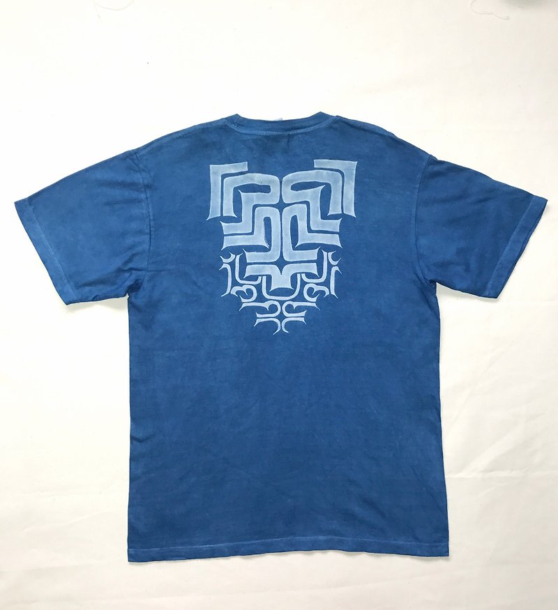 Indigo dyed Aizen - AINU TEE Ainu pattern 1 - เสื้อยืดผู้ชาย - ผ้าฝ้าย/ผ้าลินิน สีน้ำเงิน