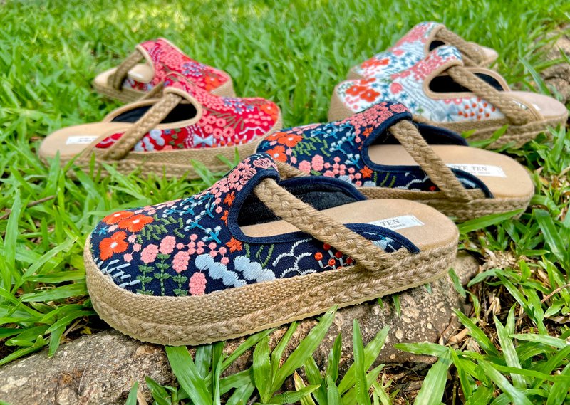 花朵刺繡涼鞋 - 手工製作 - 拖鞋 - 繡線 多色