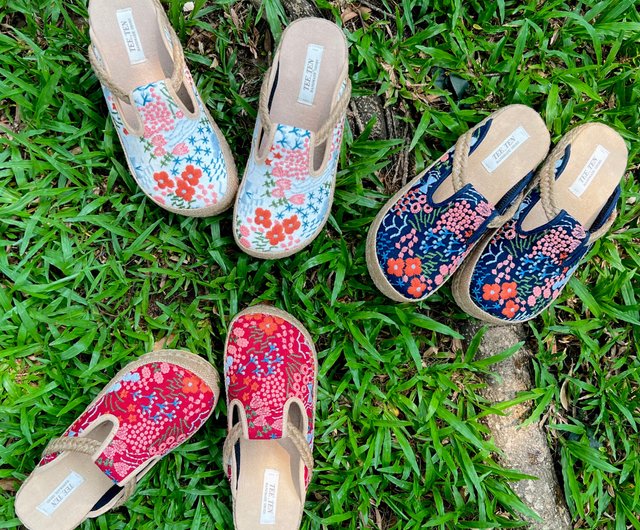 Mafina フラワー刺繍 サンダル ホワイト チャンキーヒール ※未使用 サテン クリスタルエンベリッシュドアシメトリックヒール