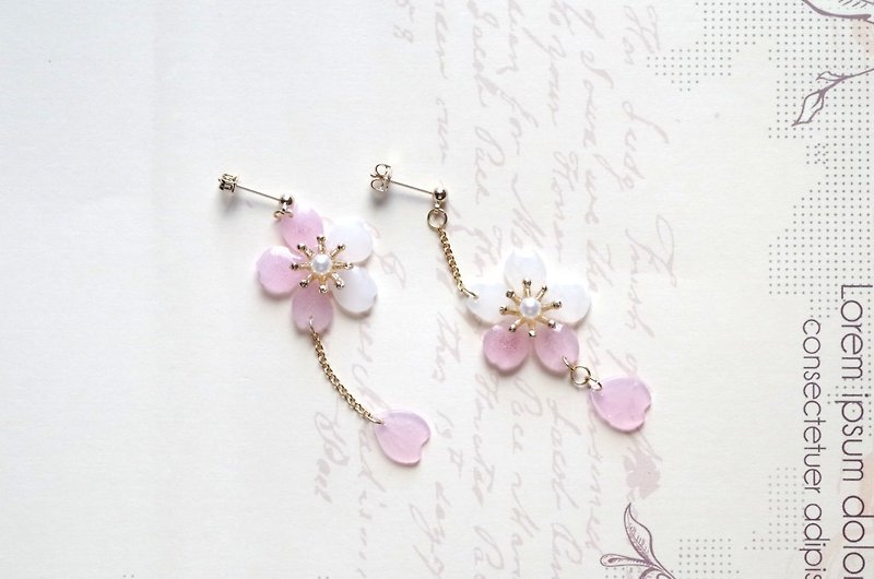 Resin art cherry blossom asymmetric earrings pink - Earrings & Clip-ons - Other Materials Pink