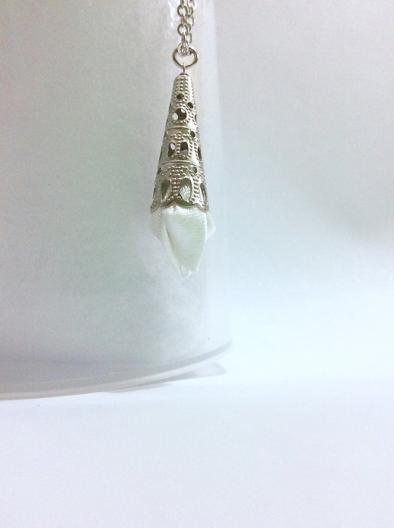 Kanzashi white ribbon flower bud necklace（つまみ細工） - สร้อยคอ - ผ้าไหม ขาว