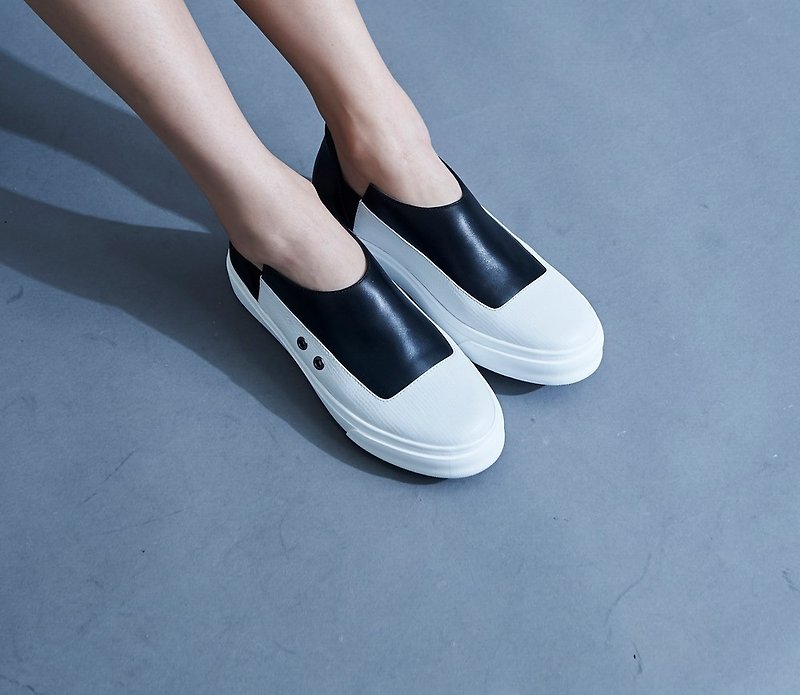 Side round hole fluorescent snake leather casual shoes black and white - รองเท้าลำลองผู้หญิง - หนังแท้ สีดำ