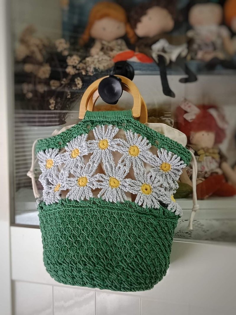 Woven bag daisy flower clutch bag - กระเป๋าถือ - ผ้าฝ้าย/ผ้าลินิน 