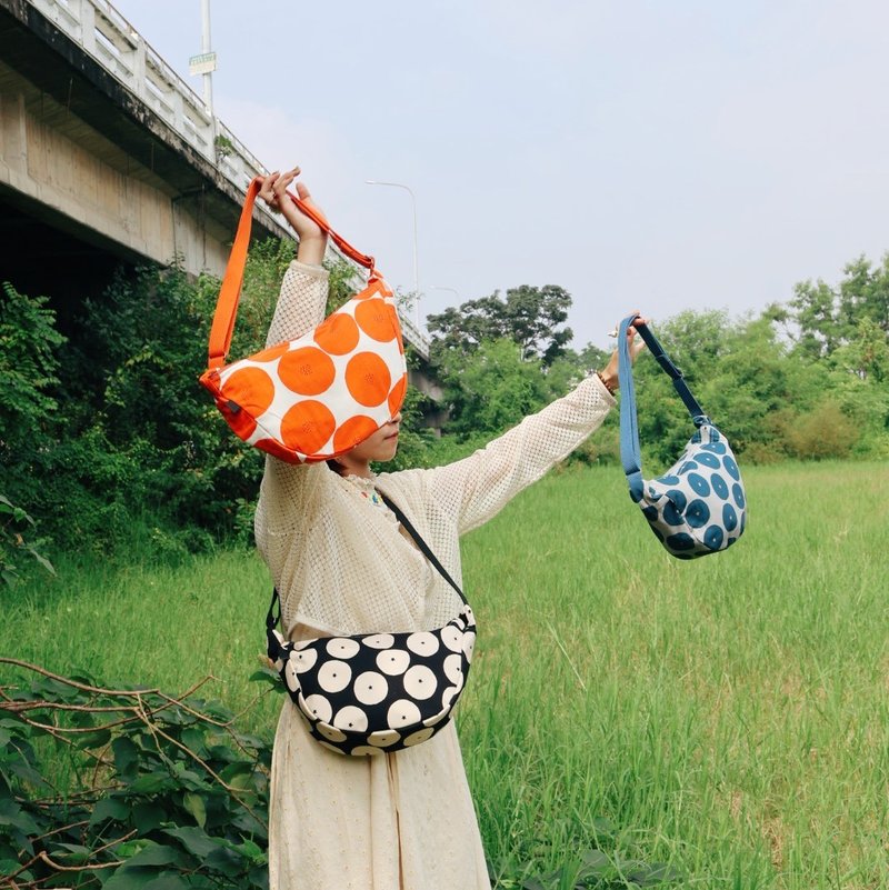 Half Moon Crossbody Bag/Red Bean Bread Three Colors - กระเป๋าแมสเซนเจอร์ - ผ้าฝ้าย/ผ้าลินิน หลากหลายสี