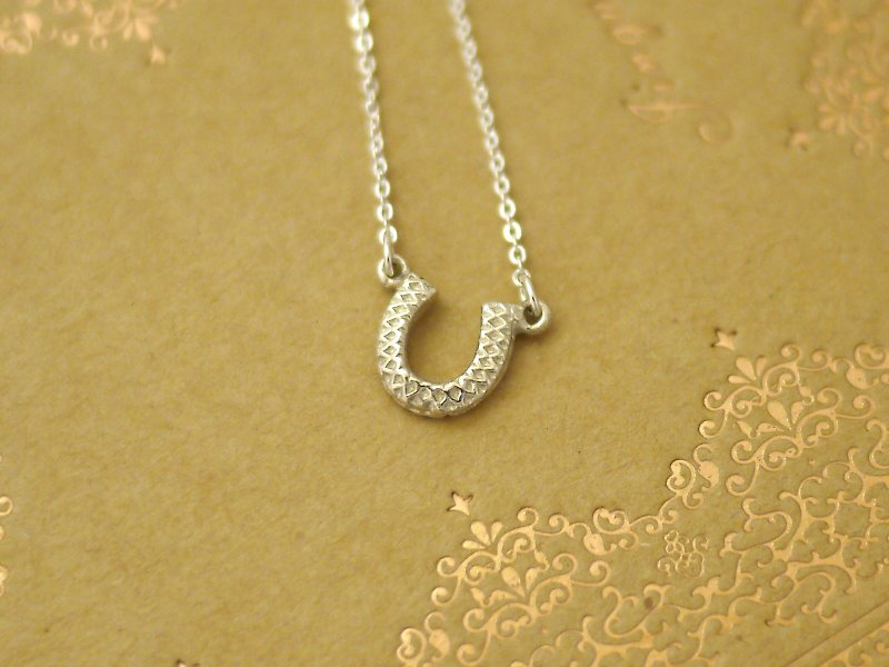 【Jin Charlene‧Silver‧Necklace】Carved Lucky Horseshoe - Necklaces - Other Metals 