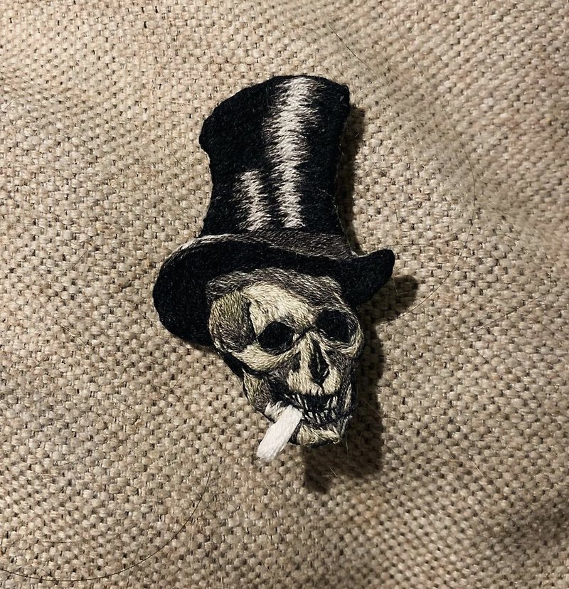 Skull Embroidered Brooch MC Escher Skull embroidery brooch - เข็มกลัด - งานปัก สีเทา