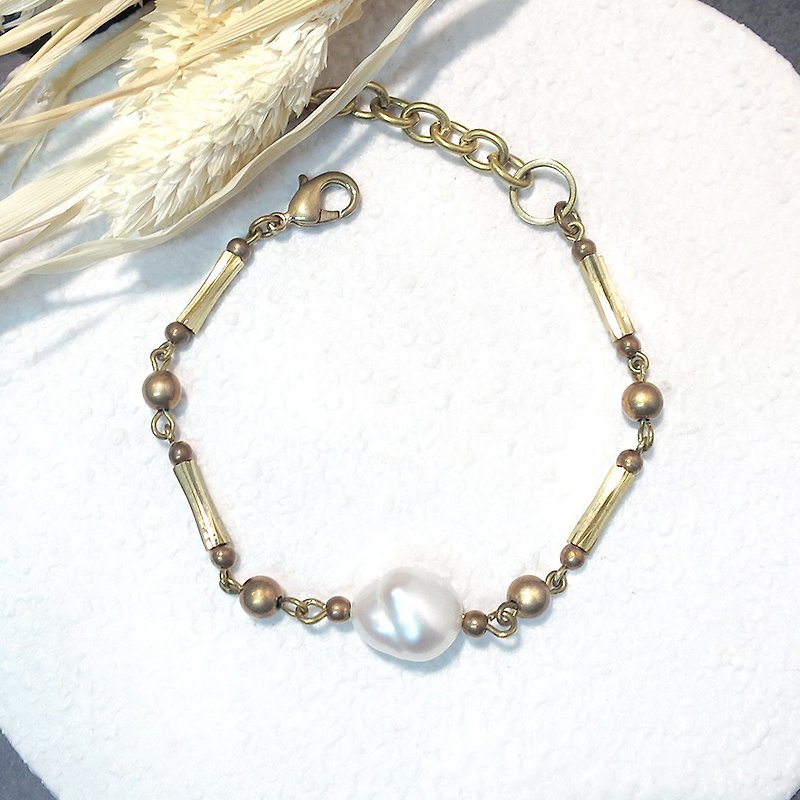 VIIART. Admire the moon. Baroque pearl bracelet Bronze - Bracelets - Gemstone White