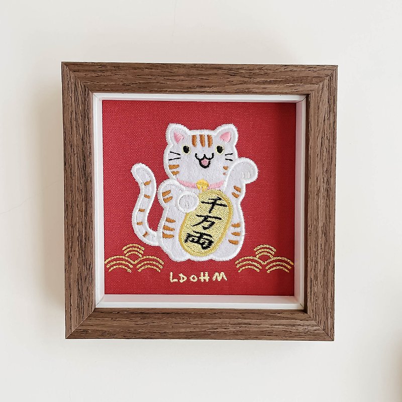 [招き猫]ブラウンの模様のホワイト刺繍絵画 | 無垢材フレーム | パッケージ付き - フォトフレーム - コットン・麻 レッド