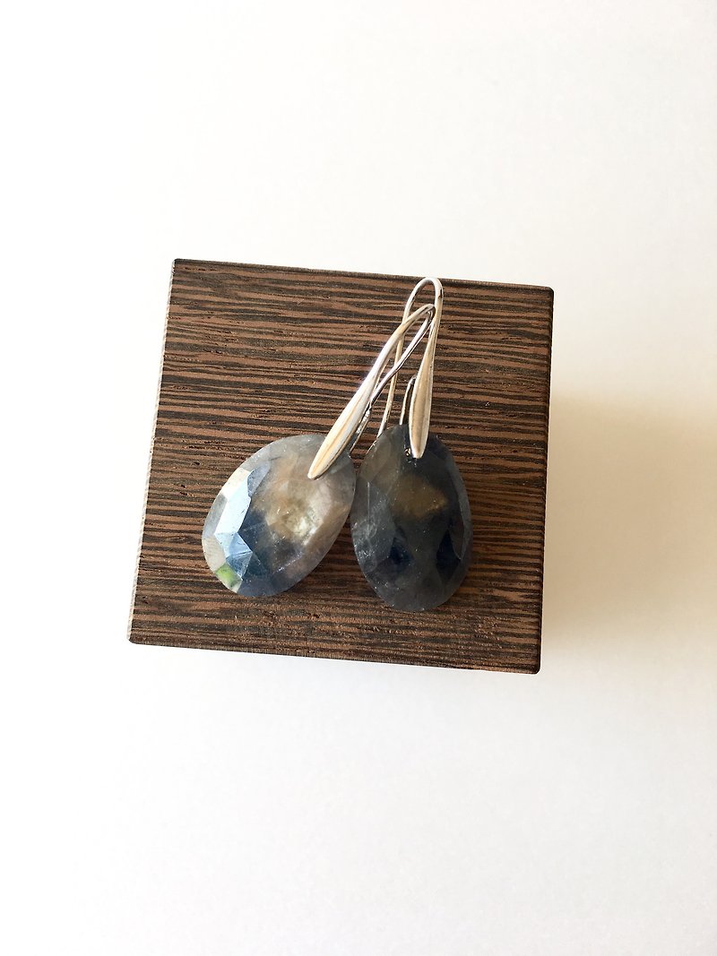 Sapphire rose cut hook-earring - 耳環/耳夾 - 半寶石 藍色