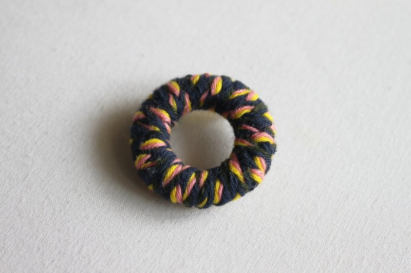 knit round brooch - เข็มกลัด - ผ้าฝ้าย/ผ้าลินิน สีเทา