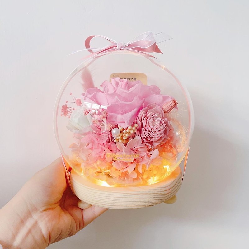 【客製化禮物】Kiitosflorist 15cm永生花園夢幻玻璃球燈座 - 乾燥花/永生花 - 玻璃 粉紅色